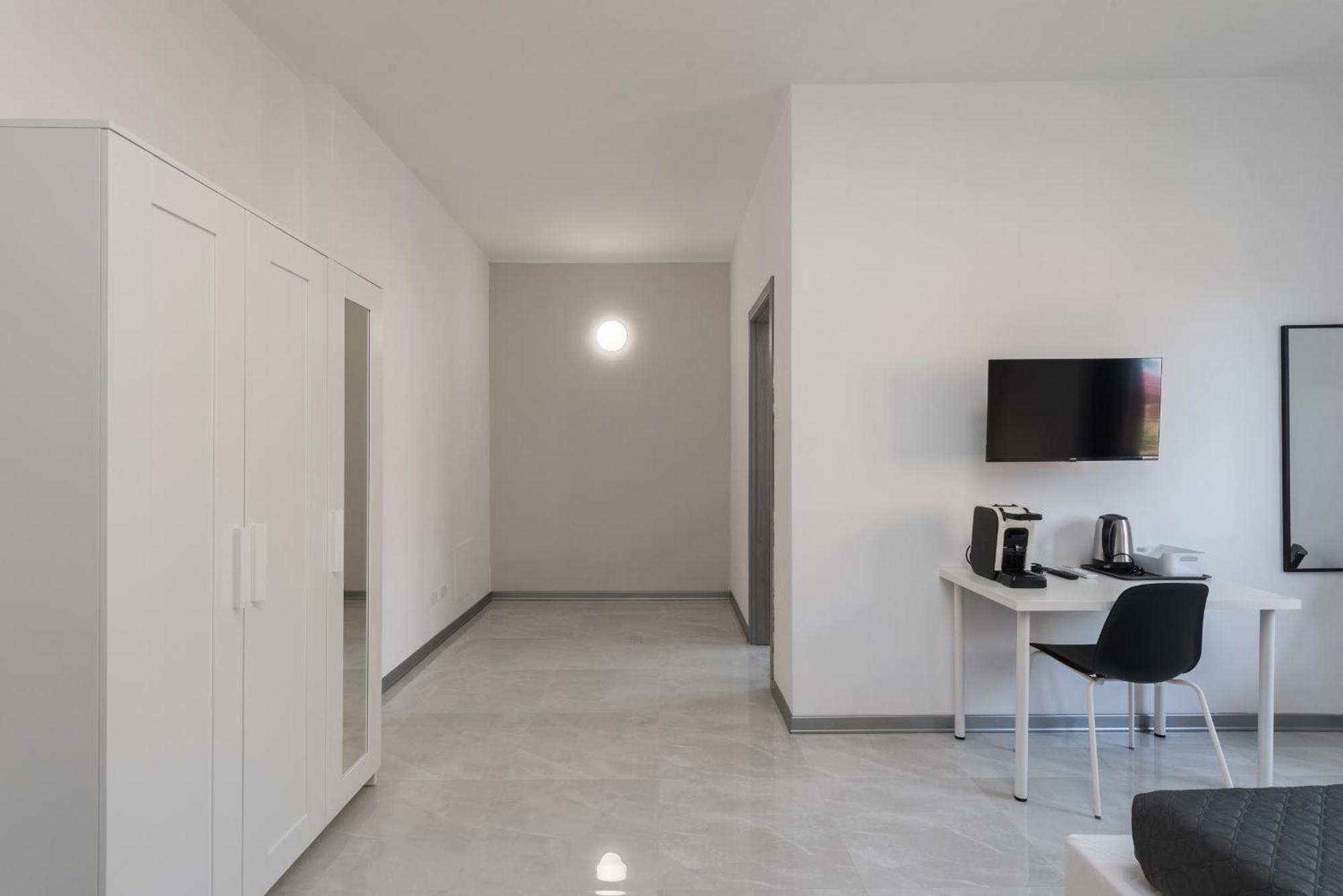Travelershome Ciampino Airport Guesthouse 600M To Airport Buitenkant foto