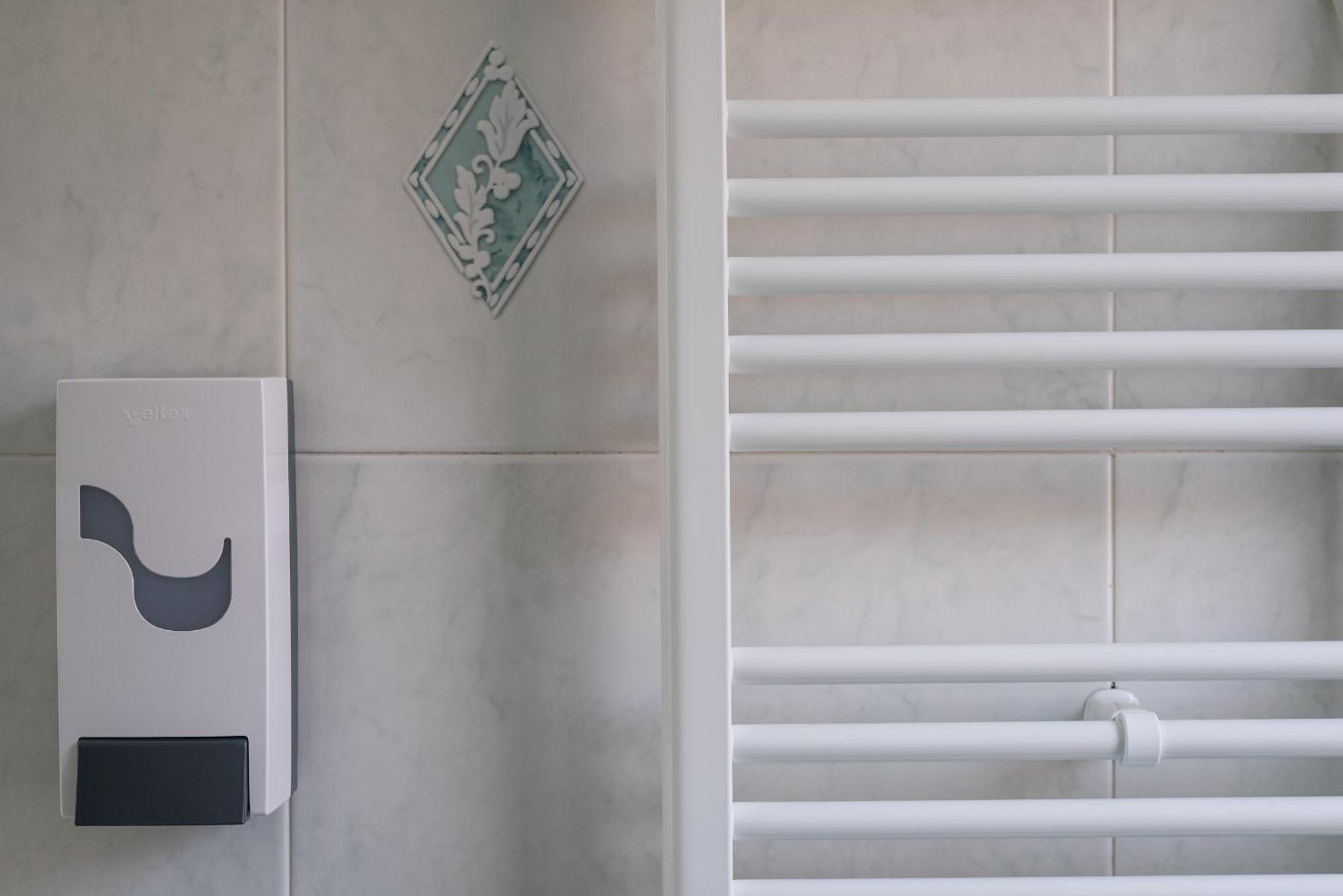 Travelershome Ciampino Airport Guesthouse 600M To Airport Buitenkant foto