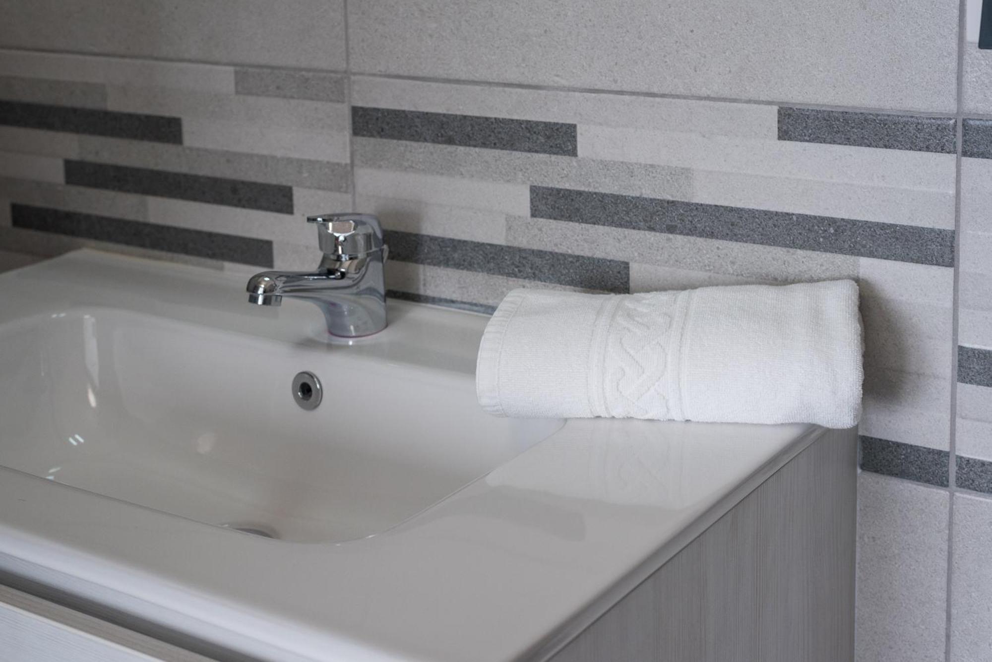 Travelershome Ciampino Airport Guesthouse 600M To Airport Buitenkant foto