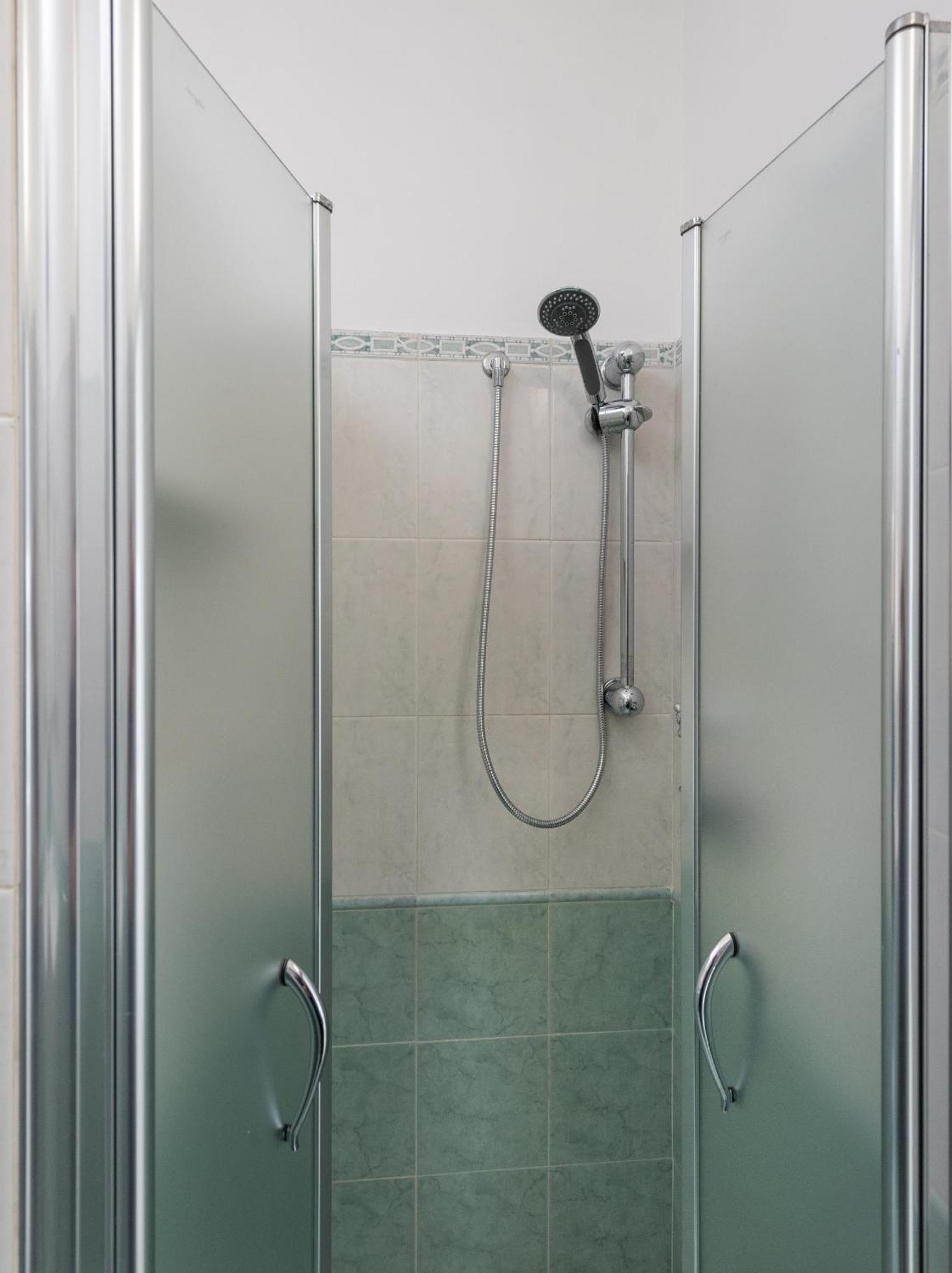 Travelershome Ciampino Airport Guesthouse 600M To Airport Buitenkant foto